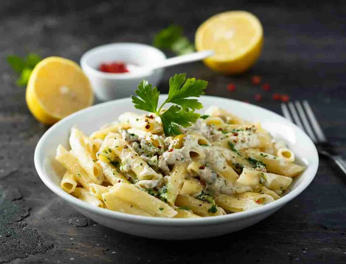 Pasta with Salmon, zucchine and pink pepper - 799x610