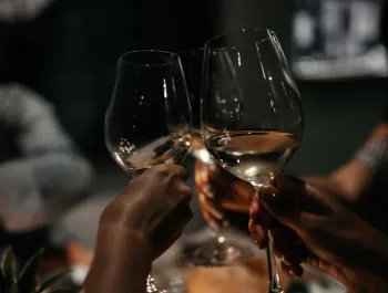 Wine in glasses - 350×265 (2)