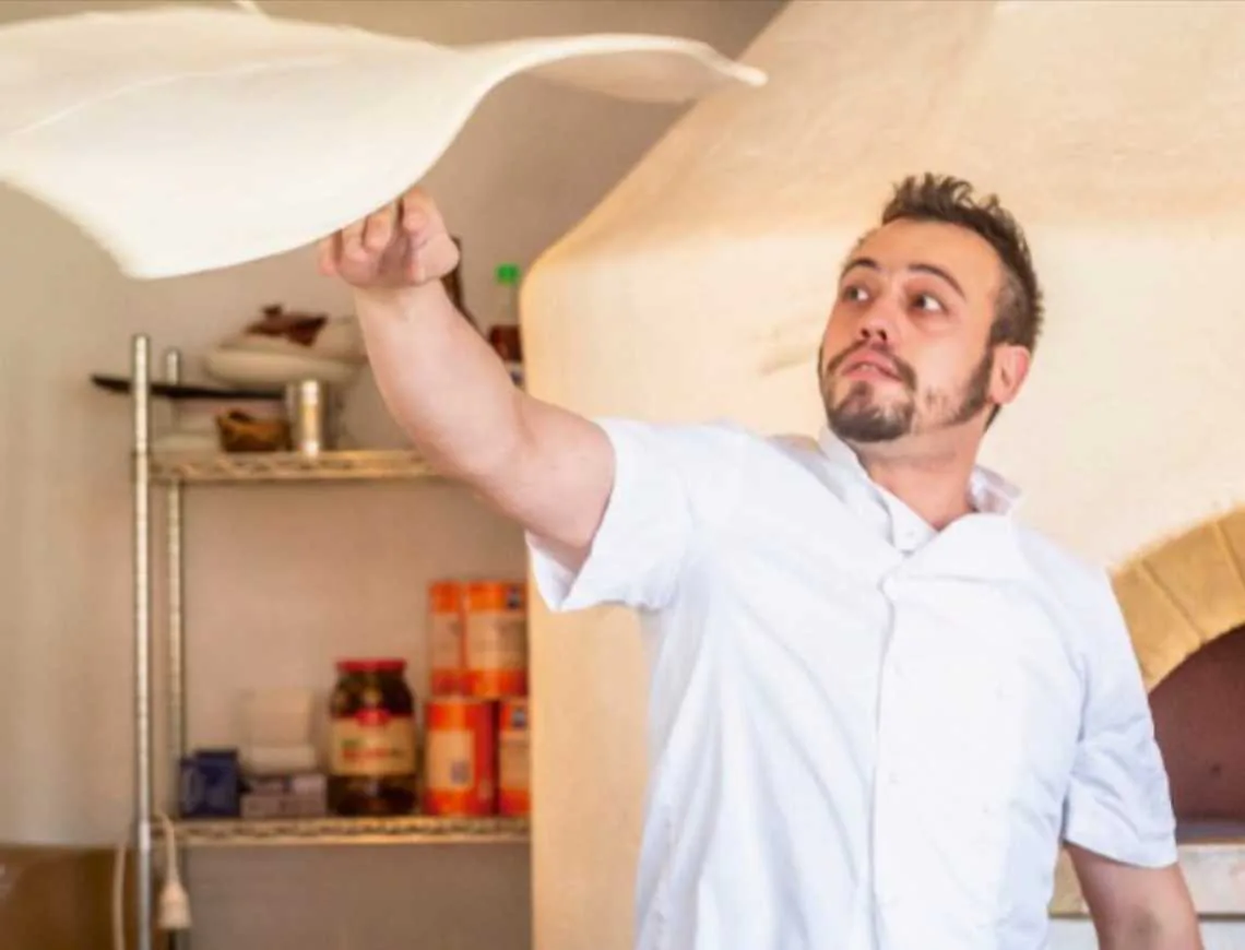 Planar's chef doing pizza freestyle - 799x610