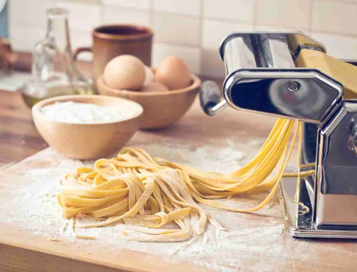 Fresh tagliatelle pasta - 799x610