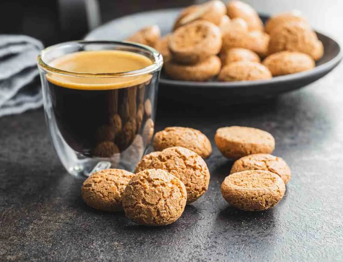 Espresso and Italian amaretti - 800x610