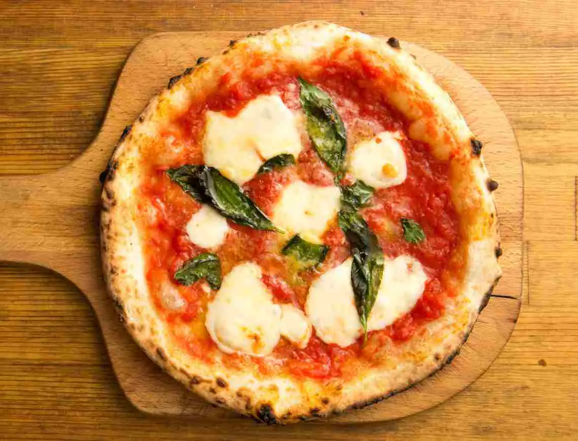 Napolitan pizza margherita