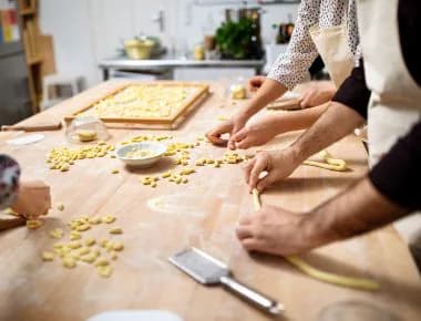 People making gnocchetti sardi