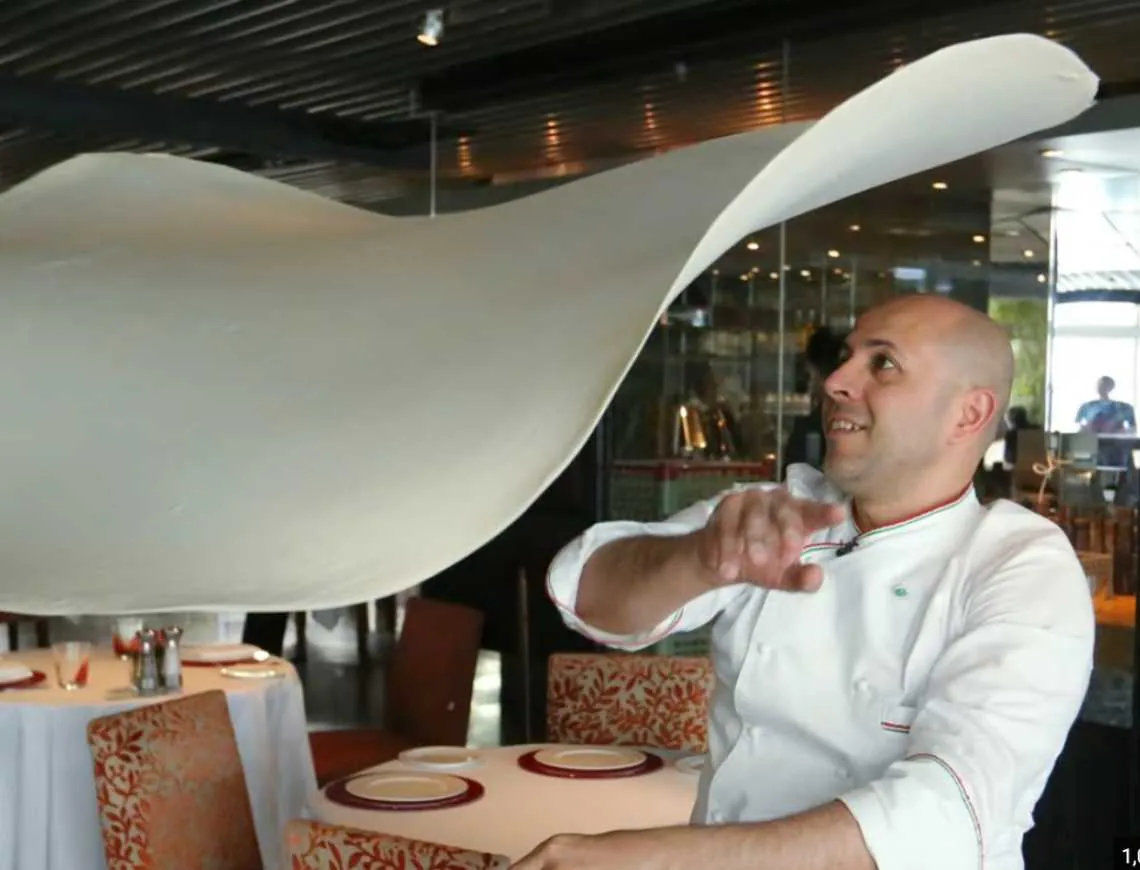 Pasqualino Barbasso performi pizza acrobatics - 799x610