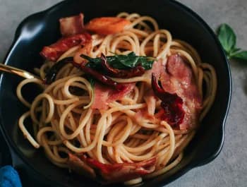 Pasta dish with bacon - 350×265
