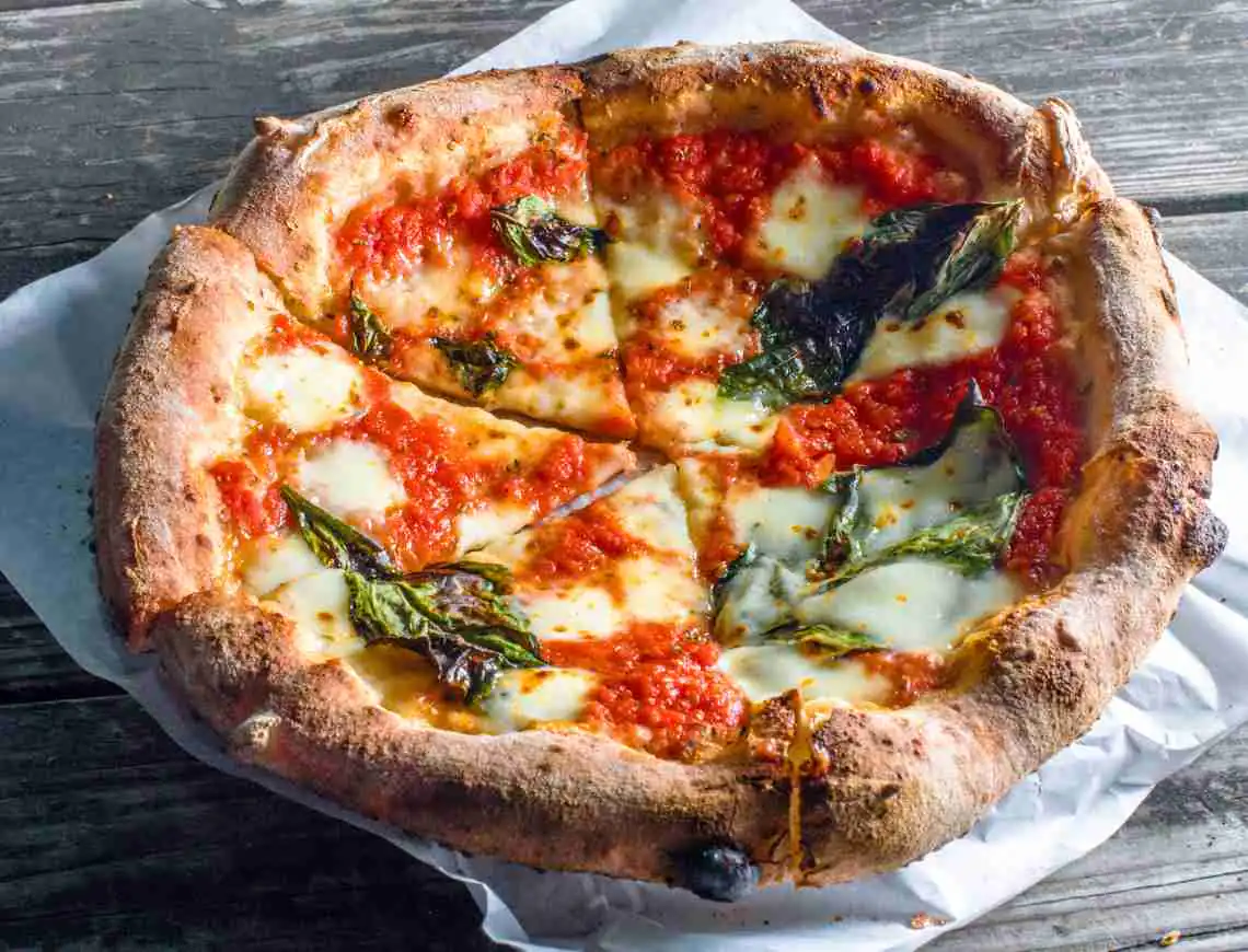 Napolitan pizza margherita - 799x610
