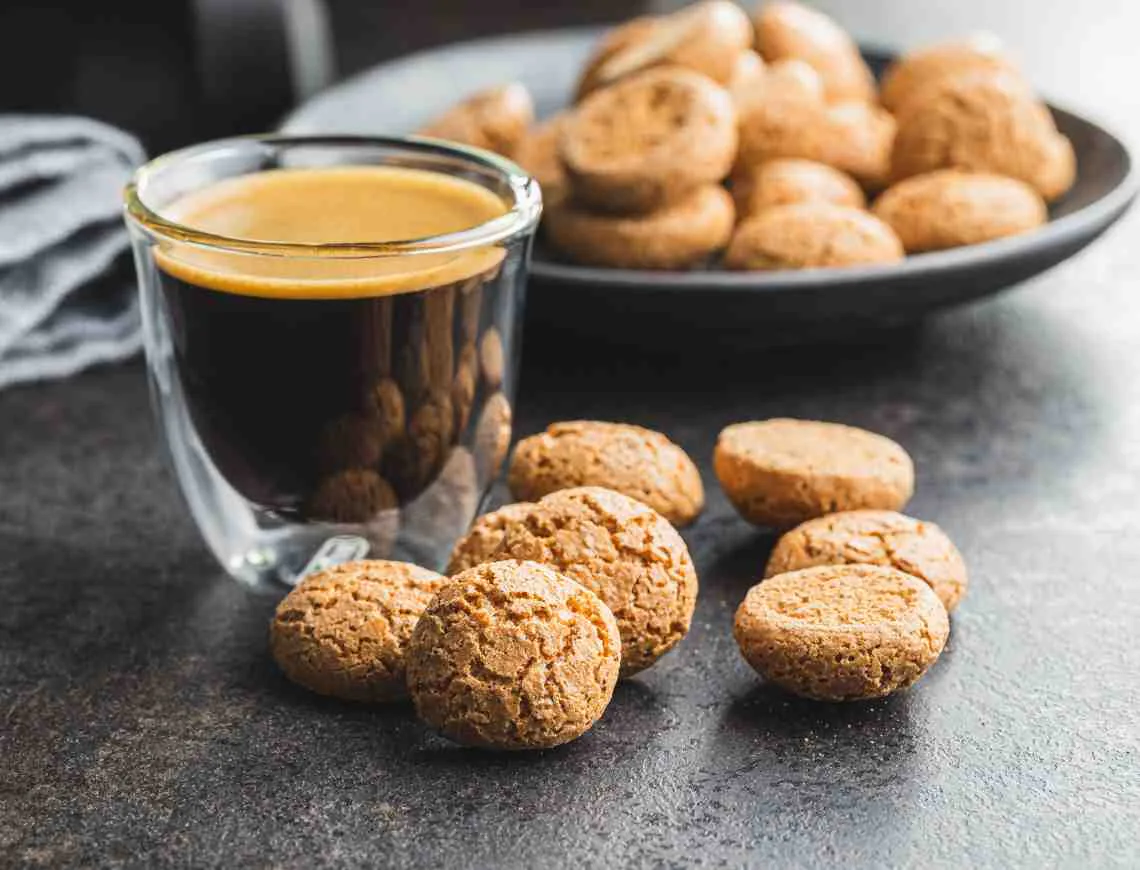 Espresso and Italian amaretti - 800x610