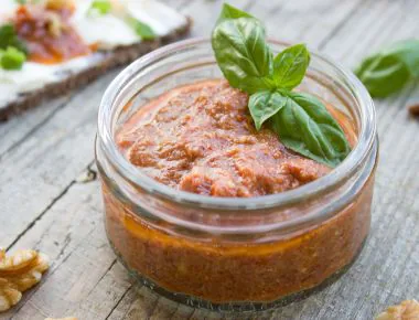 Walnuts and basil sugo